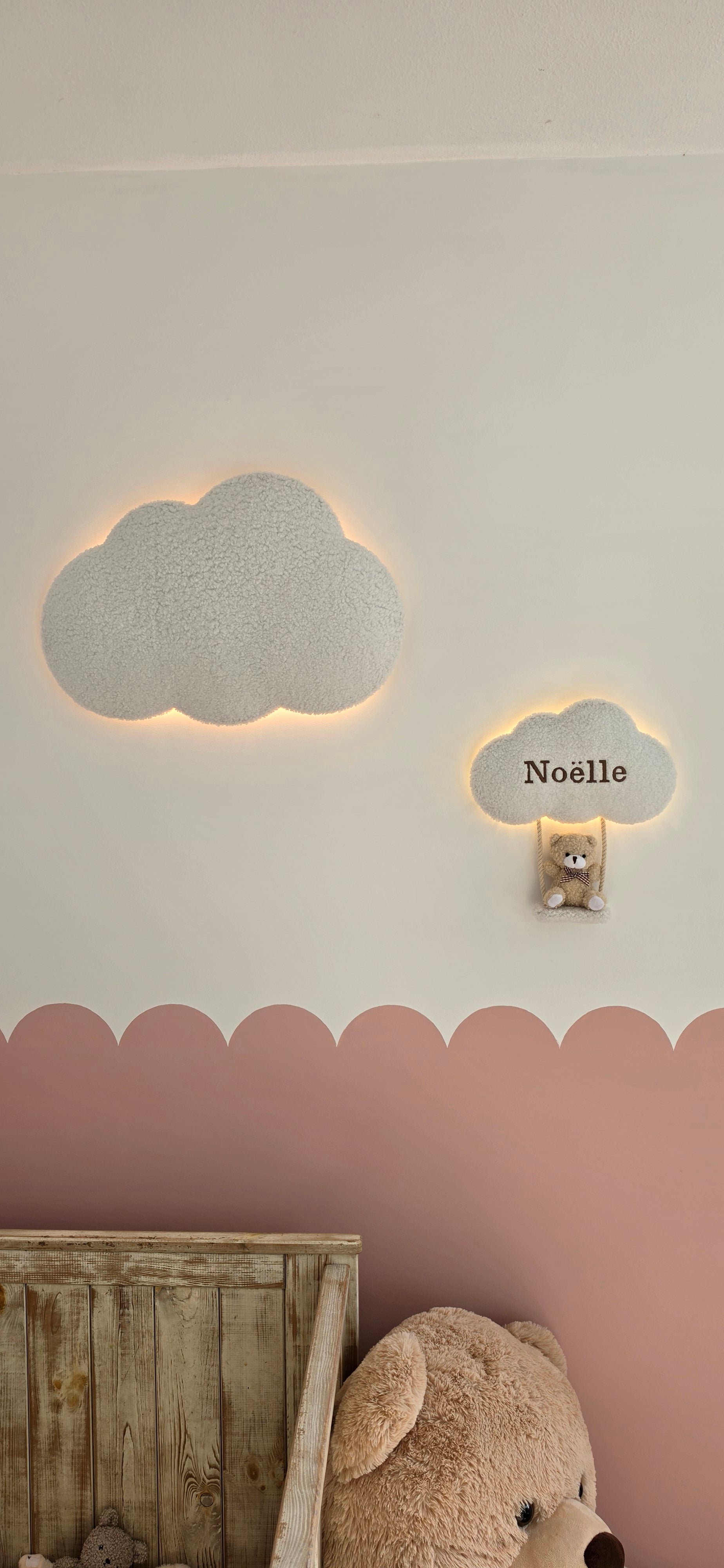 Gepersonaliseerde Wolkenlamp Set – Grote Wolk + Medium Wolk met Naam & Beertje op Schommel