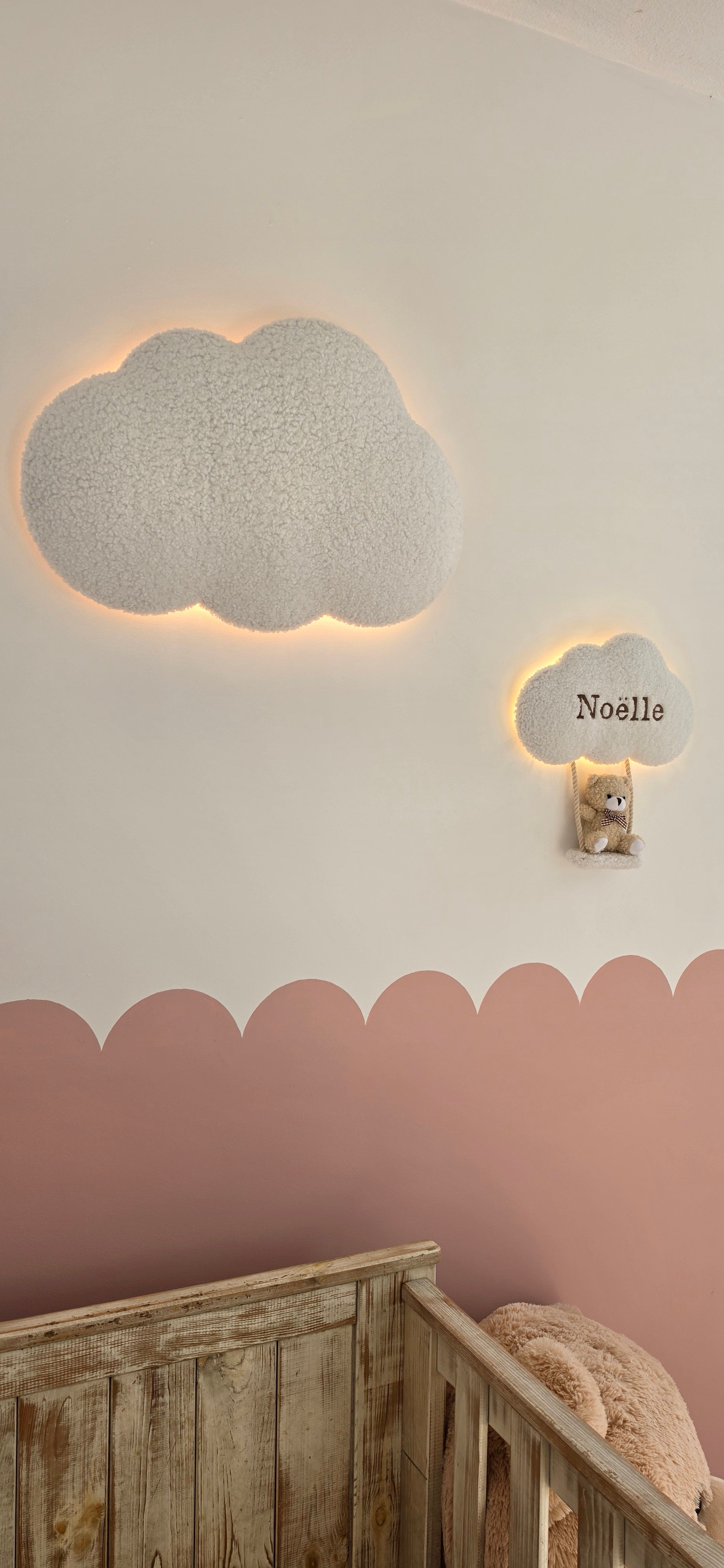 Gepersonaliseerde Wolkenlamp Set – Grote Wolk + Medium Wolk met Naam & Beertje op Schommel