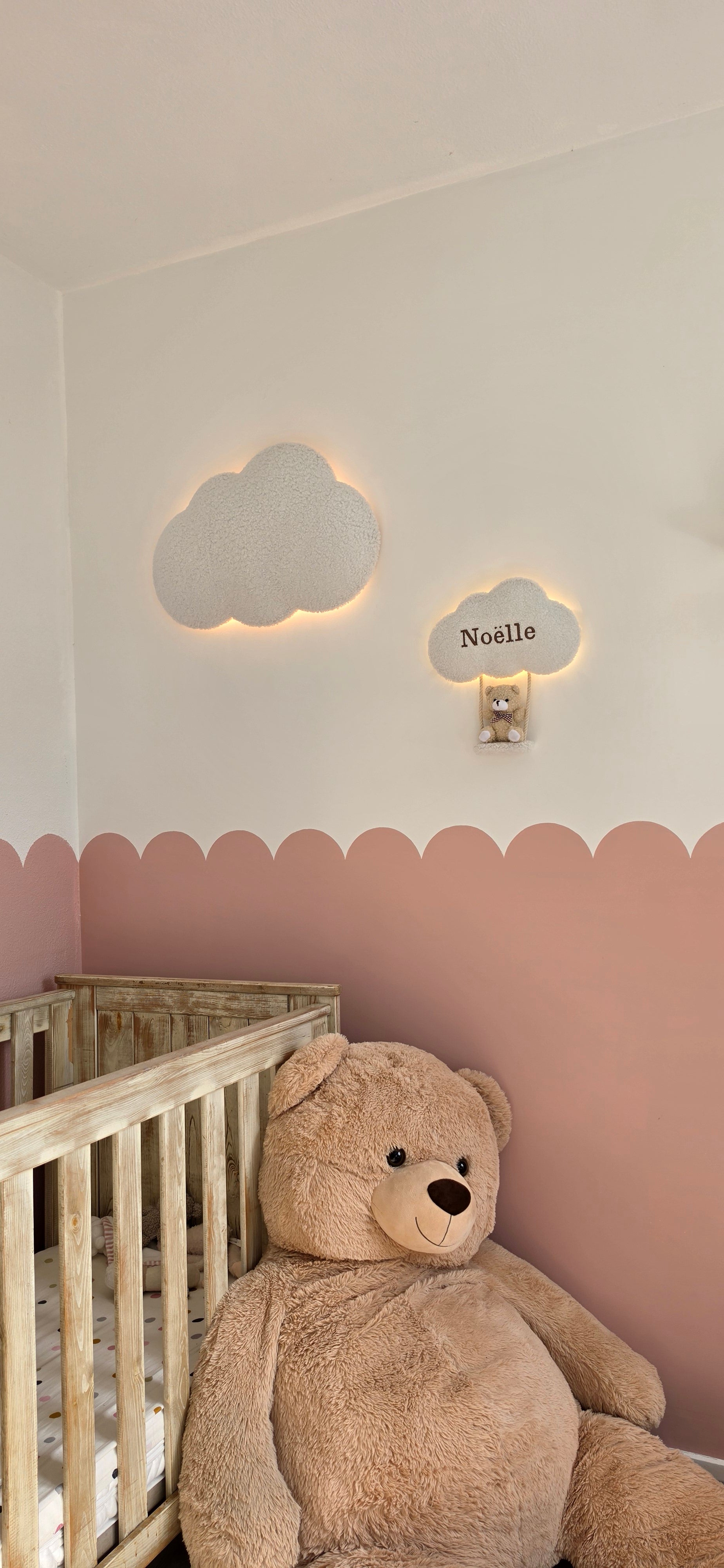 Gepersonaliseerde Wolkenlamp Set – Grote Wolk + Medium Wolk met Naam & Beertje op Schommel