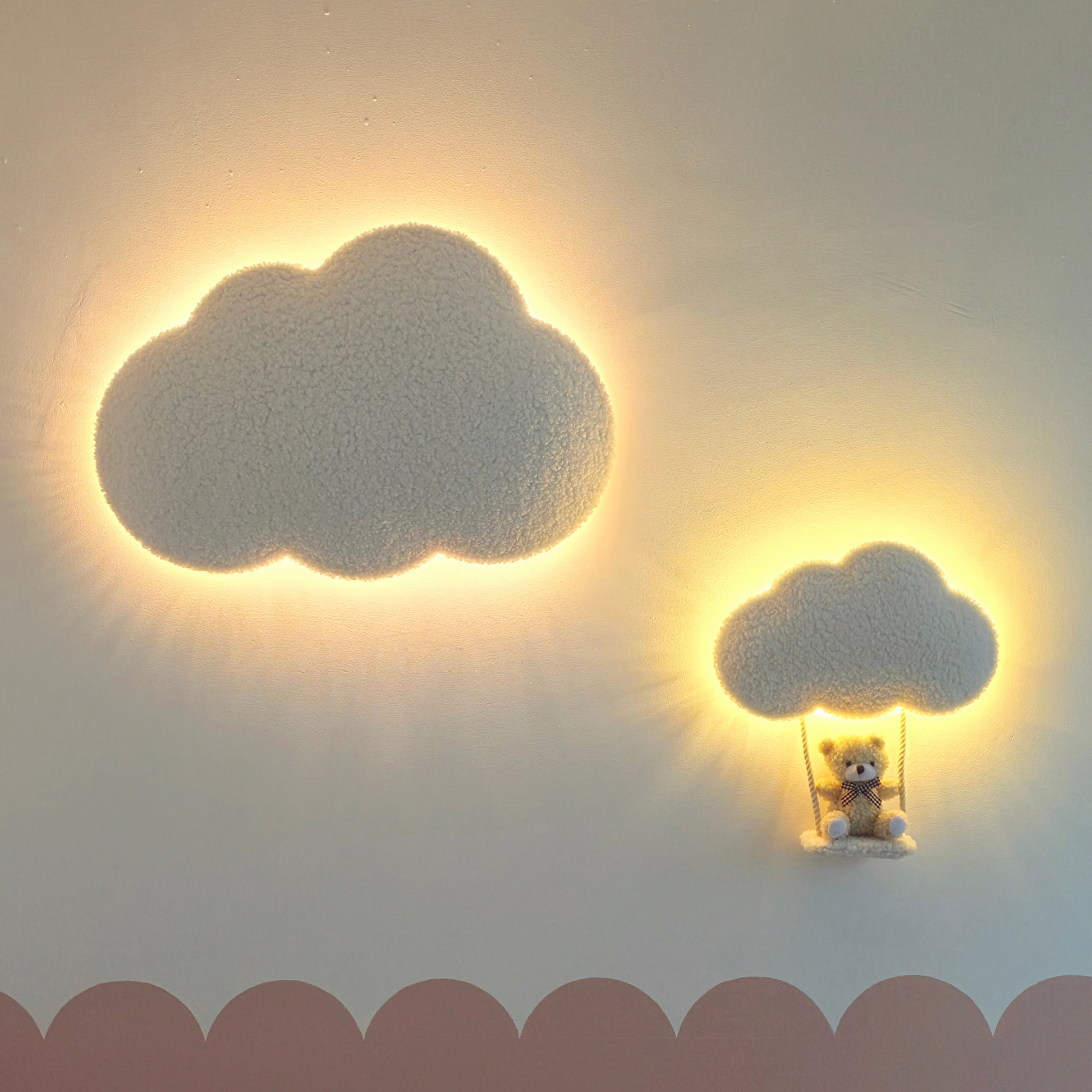 Teddy Set van 2 Wolken Nachtlampen – Babykamer Wandlampjes (Groot + Medium met schommel en beer)