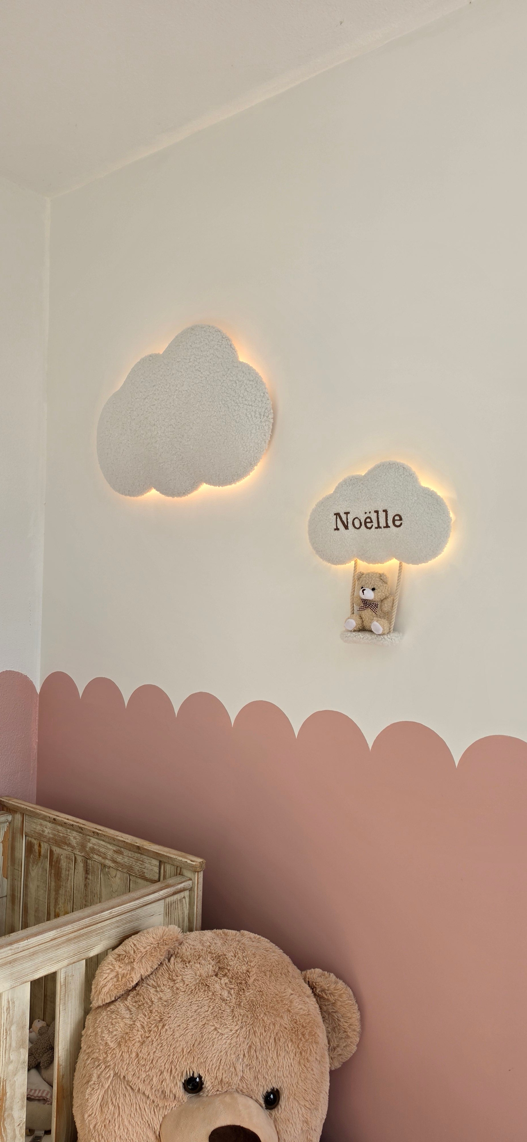 Gepersonaliseerde Wolkenlamp Set – Grote Wolk + Medium Wolk met Naam & Beertje op Schommel